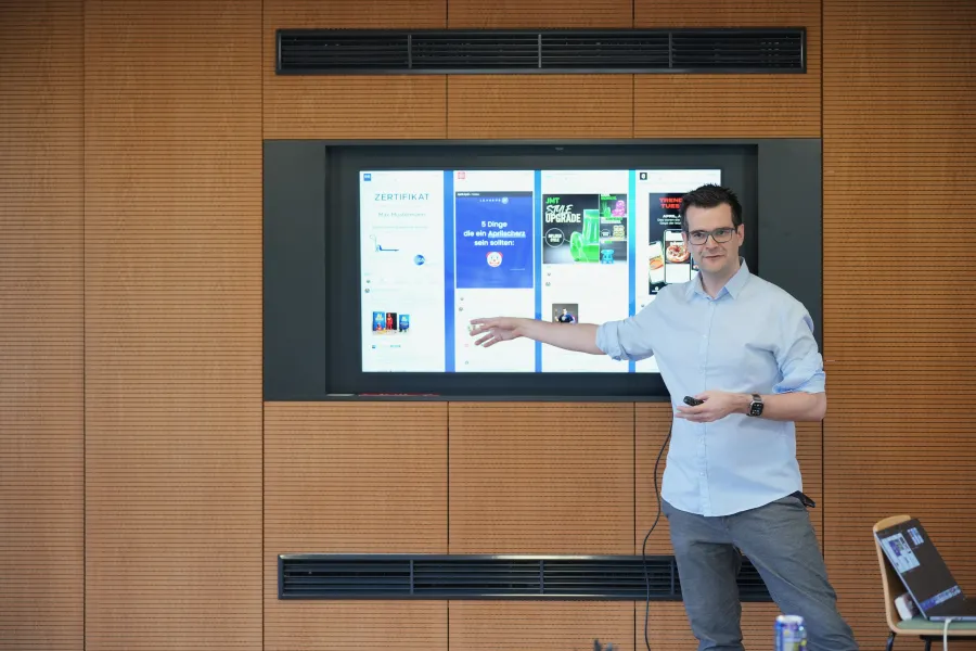 Markus Kirchmair presenting AI applications in a workshop